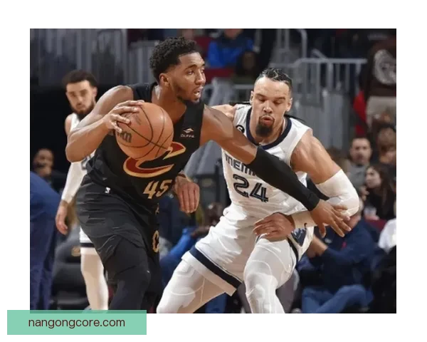 NBA季后赛激烈争夺，顶级球员再度上演巅峰对决，谁能笑到最后